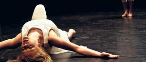 Der Liebe auf der Spur. Ab dem morgigen Donnerstag sind die Tänzer der Oxymoron Dance Company mit ihrer neuen Produktion „Romeo meets Julia“ auf der Seebühne in der Schiffbauergasse zu erleben.