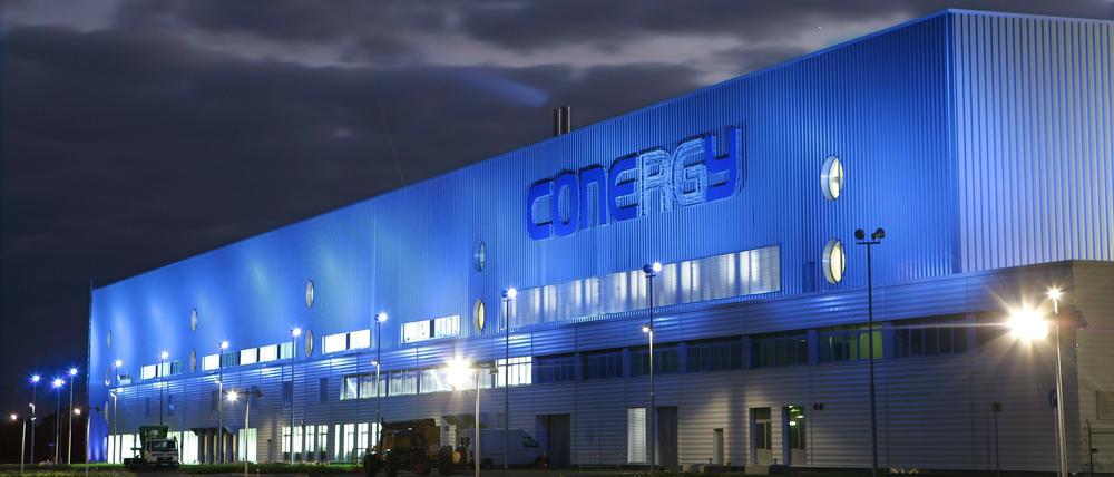 Ernüchterung in der Traumfabrik. Groß waren die Hoffnungen, als der Solar-Konzern Conergy 2006 das Gebäude der gescheiterten Chip-Fabrik in Frankfurt (Oder) übernahm. Mittlerweile sind die Hamburger Solarmodulebauer selbst in Bedrängnis.
