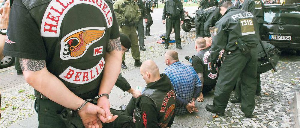 Schwerer Einsatz. Die Polizei geht gegen die Rockerszene vor.