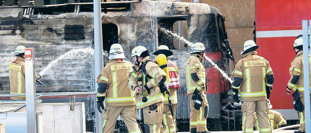 Schaum unter Spannung. Die Feuerwehr musste die E-Lok im Ostbahnhof löschen, obwohl die lebensgefährliche Spannung von 15 000 Volt nicht abgeschaltet war.