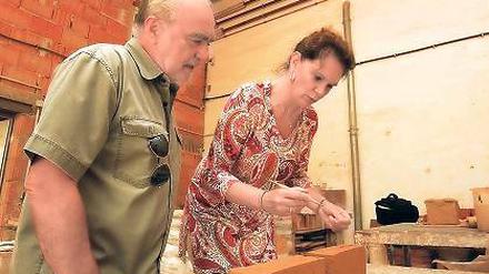 Ziegel handgemacht: Jürgen Wackermann und Saskia Ludwig.
