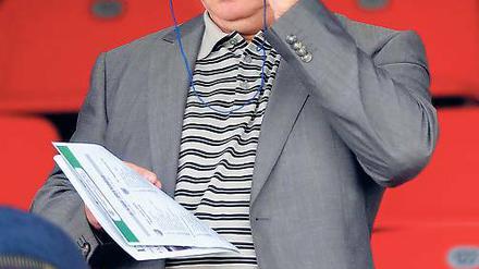 Milan Sasic (52), hier am vergangenen Samstag beim Beobachten des Drittligaspiels Regensburg – Babelsberg, ist seit 2. November 2009 Trainer des MSV Duisburg, der in der vergangenen DFB-Pokal-Saison erst im Finale Schalke 04 mit 0:5 unterlag. Davor hatte der Kroate den 1. FC Kaiserslautern 2008 in der 2. Liga vor dem Abstieg gerettet und im Sommer 2006 die TuS Koblenz in die 2. Liga geführt.