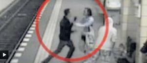 Die Sekunden davor. Auf den neuen Videoaufnahmen ist zu sehen, wie sich Torben P. (links) und der später schwer verletzte Markus P. anbrüllen. Es kommt zur Rangelei.