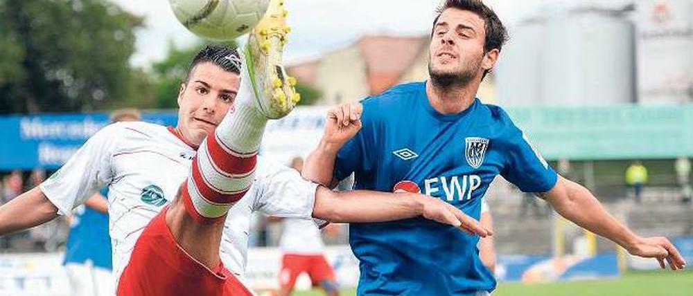 Einstieg nach Maß. Neuzugang Benjamin Kauffmann (rechts) – hier im Duell mit Regensburgs Mahmut Temür – brachte die Babelsberger beim SSV Jahn mit 1:0 in Führung.