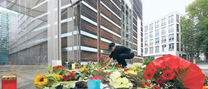Ort der Trauer. Vor den Nordischen Botschaften in Berlin legten viele Berliner Blumen nieder.
