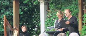 Wenn eine Erzählung zum Leben erwacht. Anna Schudt und Moritz Führmann mit Thomas Manns Erzählung „Der Erwählte“ und die Harfenistin Eva Curth im Garten von Jochim Sedemund.