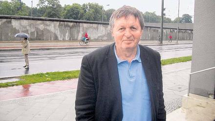 Zeitzeuge des Kalten Krieges und der deutschen Teilung: Hartmut Richter vor den Resten der Mauer in Berlin. 1966 flüchtete Richter, den Teltowkanal entlang tauchend, aus der DDR in den Westteil Berlins.