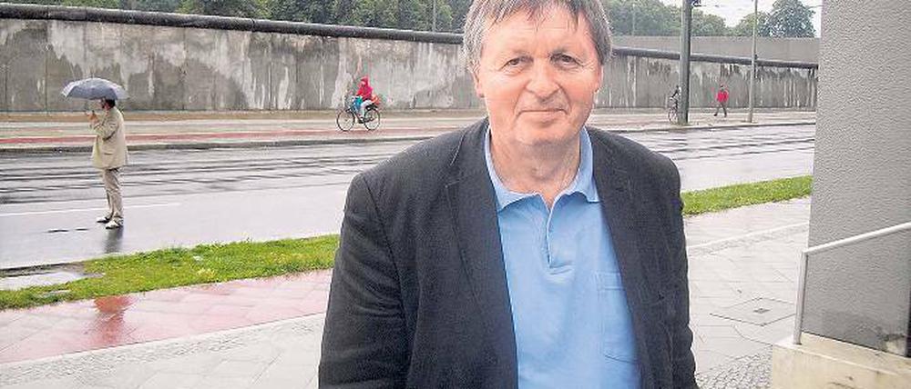 Zeitzeuge des Kalten Krieges und der deutschen Teilung: Hartmut Richter vor den Resten der Mauer in Berlin. 1966 flüchtete Richter, den Teltowkanal entlang tauchend, aus der DDR in den Westteil Berlins.