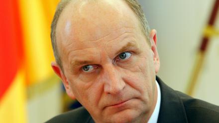 Führende Polizeibeamte in Brandenburg dürfen erneut auf Stasi-Kontakte überprüft werden. Damit hat sich Innenminister Dietmar Woidke (SPD) mit seiner Argumentation gegenüber der Stasiunterlagen-Behörde von Roland Jahn durchgesetzt.