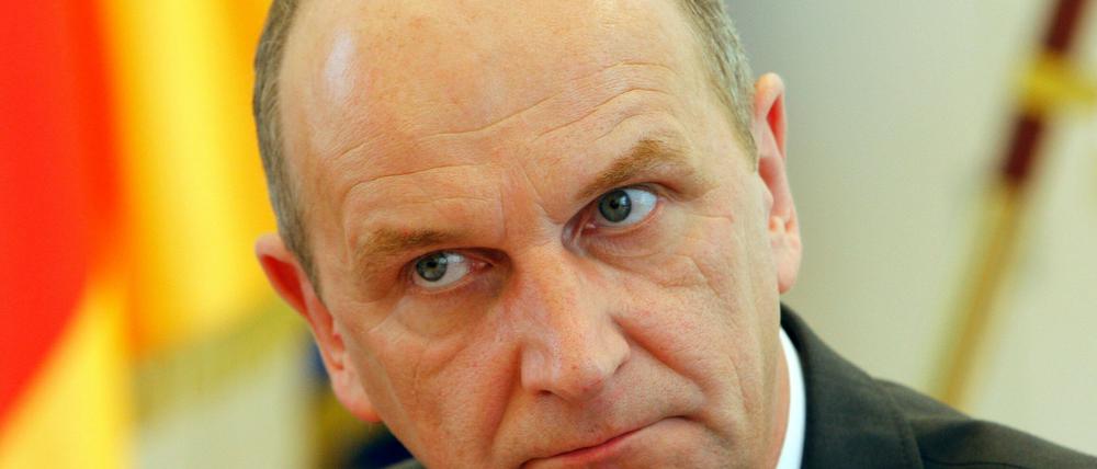 Führende Polizeibeamte in Brandenburg dürfen erneut auf Stasi-Kontakte überprüft werden. Damit hat sich Innenminister Dietmar Woidke (SPD) mit seiner Argumentation gegenüber der Stasiunterlagen-Behörde von Roland Jahn durchgesetzt.