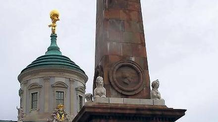 Maroder Riese. Der Obelisk am Alten Markt ist verwittert, Feuchtigkeit dringt durch Risse in den Marmorplatten ein. Bis Frühjahr 2013 soll das Bauwerk saniert sein.