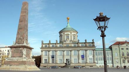 Sanierungsfall: Der Obelisk auf dem alten Markt in Potsdam vor der Sperrung.