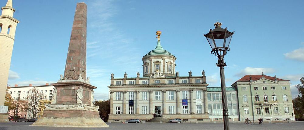 Sanierungsfall: Der Obelisk auf dem alten Markt in Potsdam vor der Sperrung.