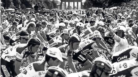 Mauerradweg. Vor dem Brandenburger Tor begann im Juli 1987 schon einmal die Tour de France. 207 Fahrer gingen auf einen Rundkurs über 105,5 Kilometer durch den Westteil der Stadt. Anschließend wurde der Tross nach Karlsruhe geflogen, von dort aus ging es weiter.