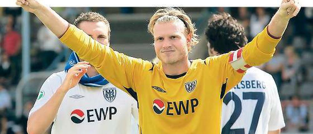 Weiter Mannschaftskapitän. Torwart Marian Unger – hier nach dem Auftaktsieg gegen Bayern München II vor einem Jahr – ist auch in der neuen Saison Spielführer des Fußball-Drittligisten SV Babelsberg 03, der morgen zum Start bei Jahn Regensburg ebenfalls punkten will.