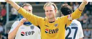 Weiter Mannschaftskapitän. Torwart Marian Unger – hier nach dem Auftaktsieg gegen Bayern München II vor einem Jahr – ist auch in der neuen Saison Spielführer des Fußball-Drittligisten SV Babelsberg 03, der morgen zum Start bei Jahn Regensburg ebenfalls punkten will.