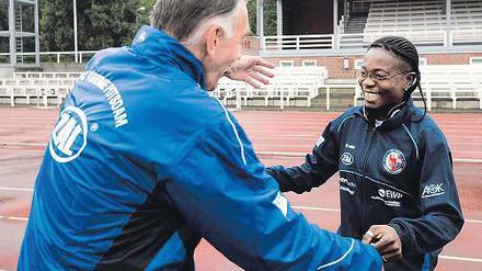 Willkommen bei Turbine. Bernd Schröder begrüßt Genoveva Anonma.