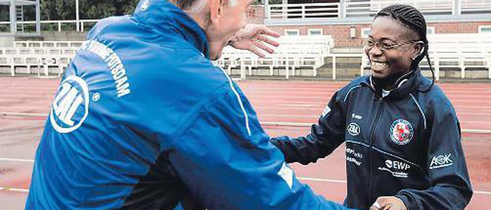 Willkommen bei Turbine. Bernd Schröder begrüßt Genoveva Anonma.