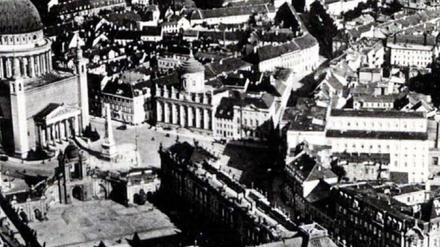 Die Potsdamer Mitte. Das Stadtschloss (vorn) ist als neuer Landtag bereits im Entstehen. Die Bebauung der Alten Fahrt ab Palast-Hotel (vorn re.) entlang der künftigen Humboldt- und der Brauerstraße bis in Höhe des Alten Rathauses soll folgen. Die Sieger und damit die Bauherren stehen fest.