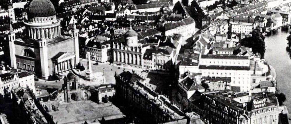 Die Potsdamer Mitte. Das Stadtschloss (vorn) ist als neuer Landtag bereits im Entstehen. Die Bebauung der Alten Fahrt ab Palast-Hotel (vorn re.) entlang der künftigen Humboldt- und der Brauerstraße bis in Höhe des Alten Rathauses soll folgen. Die Sieger und damit die Bauherren stehen fest.