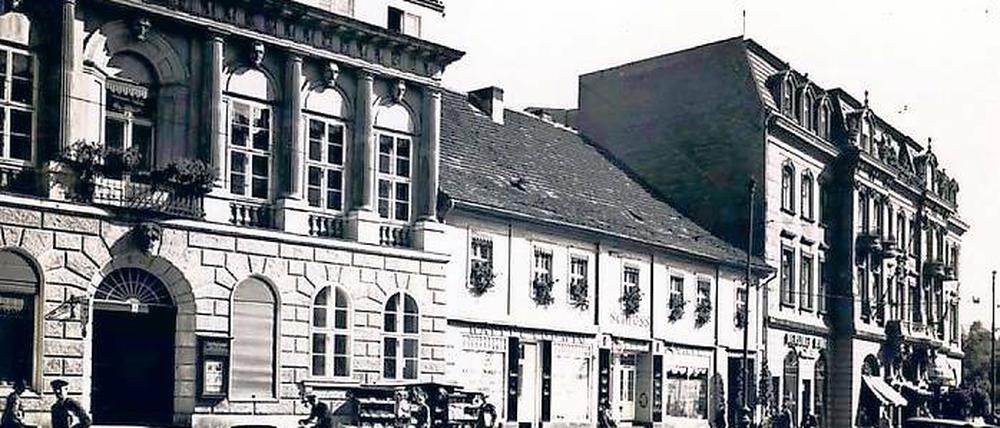 Humboldtstraße 3. Die Fassade des Palazzo Pompei wird aufgebaut.