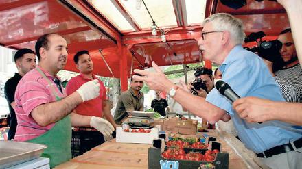 Markt der Meinungen. Thilo Sarrazin hatte den Türken attestiert, sie hätten „keine produktive Funktion, außer im Obst- und Gemüsehandel“. Hier spricht er mit einem.