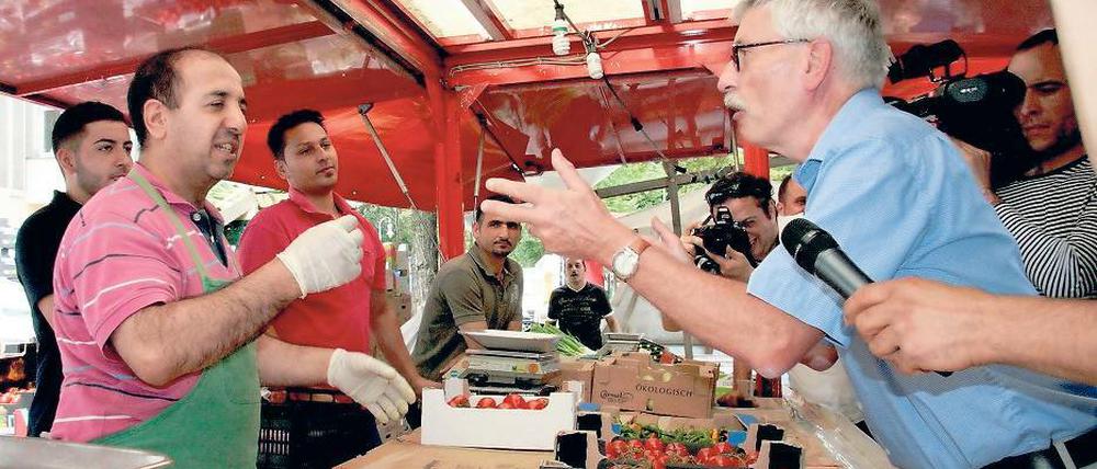 Markt der Meinungen. Thilo Sarrazin hatte den Türken attestiert, sie hätten „keine produktive Funktion, außer im Obst- und Gemüsehandel“. Hier spricht er mit einem.