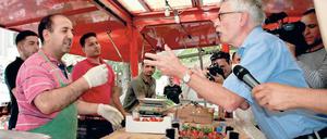 Markt der Meinungen. Thilo Sarrazin hatte den Türken attestiert, sie hätten „keine produktive Funktion, außer im Obst- und Gemüsehandel“. Hier spricht er mit einem.