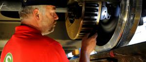 Ein Mitarbeiter des S-Bahnwerks Schöneweide kontrolliert am Mittwoch (20.07.11) in Berlin einen neuen Radsatz an einem S-Bahnwagen.