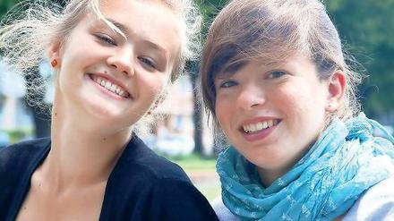 Vorfreude. Die Potsdamerinnen Katja Plodzistaya (l.) und Lisa Kononenko absolvieren ein Schuljahr im Ausland. Gut vorbereitet lernen sie bald in Chile und in den USA.