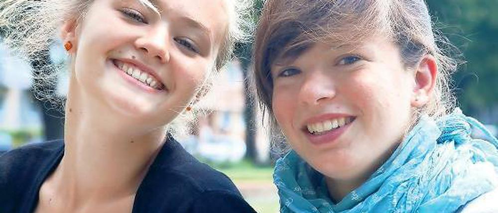 Vorfreude. Die Potsdamerinnen Katja Plodzistaya (l.) und Lisa Kononenko absolvieren ein Schuljahr im Ausland. Gut vorbereitet lernen sie bald in Chile und in den USA.
