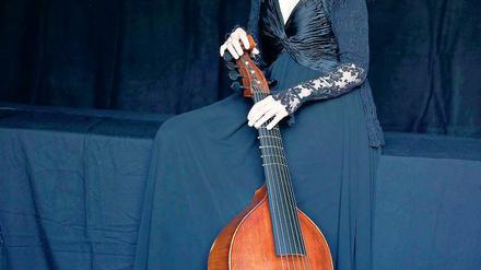 Sieben Saiten, die ausgelassen singen. Juliane Laake mit ihrer Bassgambe aus der Werkstatt des Kölner Instrumentenbauers Claus Derenbach.