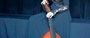 Sieben Saiten, die ausgelassen singen. Juliane Laake mit ihrer Bassgambe aus der Werkstatt des Kölner Instrumentenbauers Claus Derenbach.