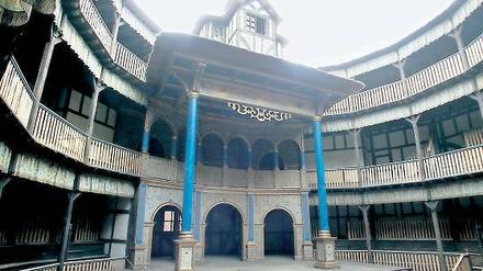 360-Grad-Theater. Der Nachbau des „Globe“ ist wie das Original kreisrund und prachtvoll ausgestattet. Roland Emmerich drehte in der Kulisse, die an der Wetzlarer Straße steht, seinen Shakespeare-Film „Anonymous“.