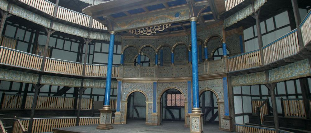 360-Grad-Theater. Der Nachbau des „Globe“ ist wie das Original kreisrund und prachtvoll ausgestattet. Roland Emmerich drehte in der Kulisse, die an der Wetzlarer Straße steht, seinen Shakespeare-Film „Anonymous“.