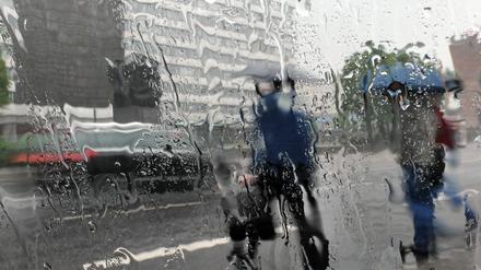 Sintflutartiger Regen statt Sommersonne: Tief „Otto“ hat am Mittwoch im Südosten Brandenburgs für starke Niederschläge gesorgt.