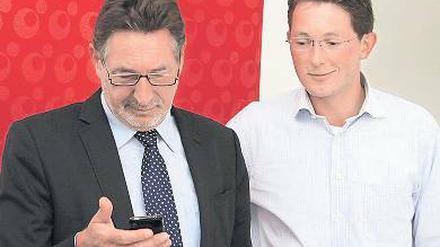 Geschenkidee. Jakobs (l.) und Firmen-Chef Tangermann suchen.