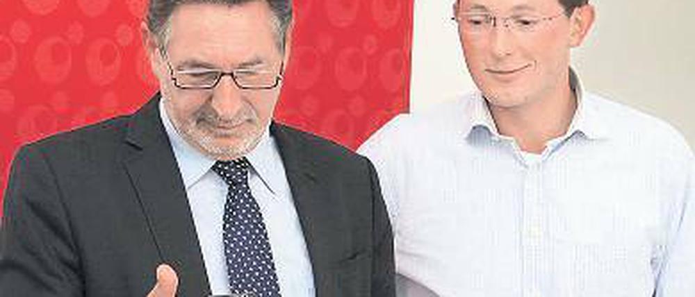 Geschenkidee. Jakobs (l.) und Firmen-Chef Tangermann suchen.