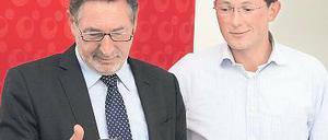 Geschenkidee. Jakobs (l.) und Firmen-Chef Tangermann suchen.