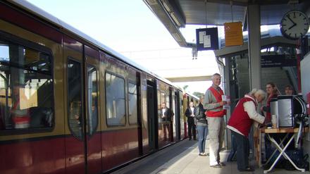 Koffein soll Fahrgäste in Schwung bringen: Zur Fahrplan-Neuerung spendiert die Berliner S-Bahn drei Wochen lang Kaffee für die Pendler und hofft, damit neue Kunden anzulocken.