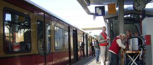 Koffein soll Fahrgäste in Schwung bringen: Zur Fahrplan-Neuerung spendiert die Berliner S-Bahn drei Wochen lang Kaffee für die Pendler und hofft, damit neue Kunden anzulocken.
