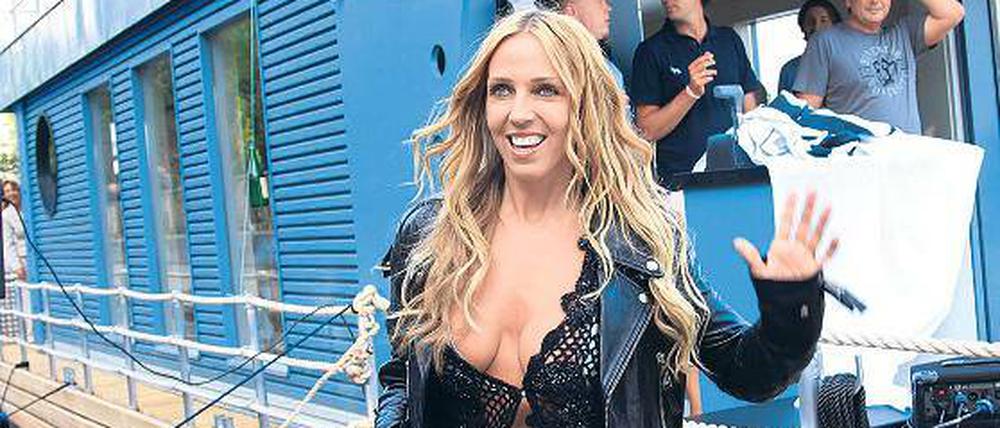 Freizügig: Loona kam zu spät, entschädigte aber mit ihrem Outfit.