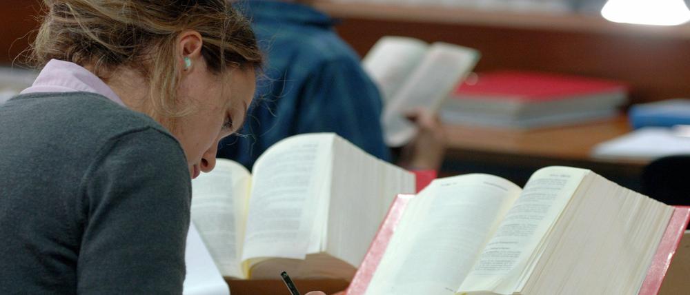 Knapp die Hälfte (45 Prozent) der Absolventen von Fachhochschulen in Berlin und Brandenburg verlässt laut einer Studie die Region nach Abschluss des Studiums.