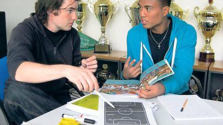 Lernbegleiter. Charles Göttel (links) bietet für die fremdsprachigen Neuzugänge des SV Babelsberg 03 künftig Deutschunterricht an. Als Erster nahm gestern der Franzose Mickael Nelson das Angebot an.