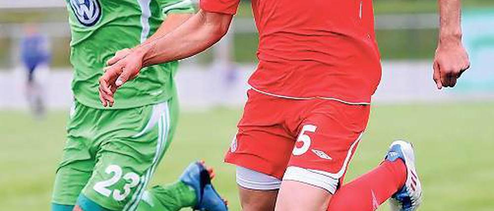 Neuer Linksfuß für Nulldrei. Amaechi Igwe (r.), hier am Freitagabend im Duell mit Wolfsburgs Kevin Schulze, ist der erste US-Kicker des SVB und fühlt sich in Babelsberg bereits wohl. Seine Schwester Chioma kickt nun für Bundesliga-Aufsteiger SC Freiburg.