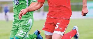 Neuer Linksfuß für Nulldrei. Amaechi Igwe (r.), hier am Freitagabend im Duell mit Wolfsburgs Kevin Schulze, ist der erste US-Kicker des SVB und fühlt sich in Babelsberg bereits wohl. Seine Schwester Chioma kickt nun für Bundesliga-Aufsteiger SC Freiburg.