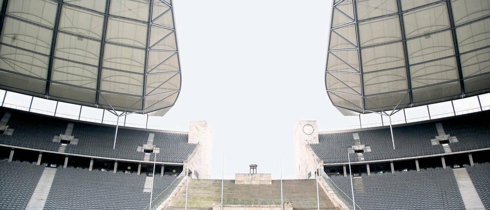 Der Papst steht in der Gästekurve. Über der Steintreppe wird die Bühne für den Gottesdienst entstehen, in fünf Meter Höhe. Darunter wird sich die Sakristei befinden.
