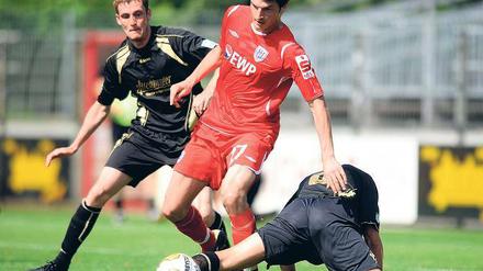Durchgesetzt. Dominik Stroh-Engel (Mitte) – hier im Kampf mit Daniel Ferl (l.) und Frank Müller  trumpfte vor allem in der Anfangsphase auf und setzte im ZFC-Strafraum Keeper Oliver Dix unter Druck.