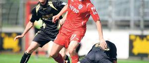 Durchgesetzt. Dominik Stroh-Engel (Mitte) – hier im Kampf mit Daniel Ferl (l.) und Frank Müller  trumpfte vor allem in der Anfangsphase auf und setzte im ZFC-Strafraum Keeper Oliver Dix unter Druck.