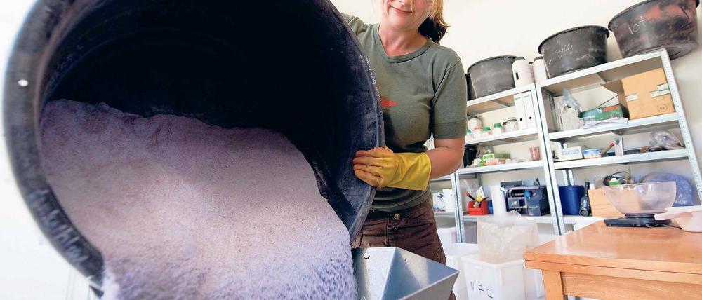 Handarbeit: Michaela Scheeg in ihrer Glindower Werkstatt.